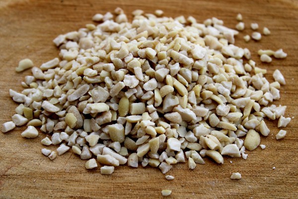 25 kg Erdnüsse Erdnusskerne gehackt weiß blanchiert Erdnussbruch Vogelfutter